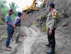 Sigap Bhabinkamtibmas! Alat Berat Dikawal ke Lokasi Longsor di Perbatasan Tapango–Matangnga