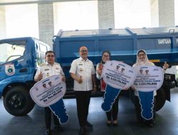 Gubernur Suhardi Duka Serahkan Truk Sampah untuk Tiga Kabupaten di Sulbar