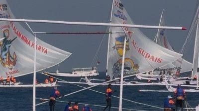 Etape Kedua Sandeq Silumba Dimulai, 80 Perahu Langsung Disambut Angin Kencang, 1 Terbalik